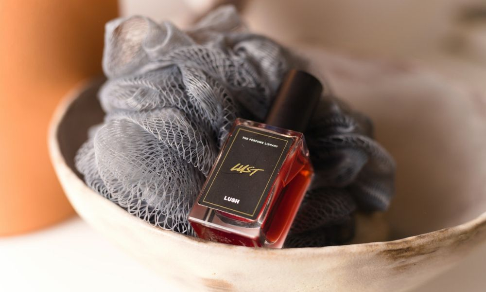 How to remove perfume smell from clothes? Our tips